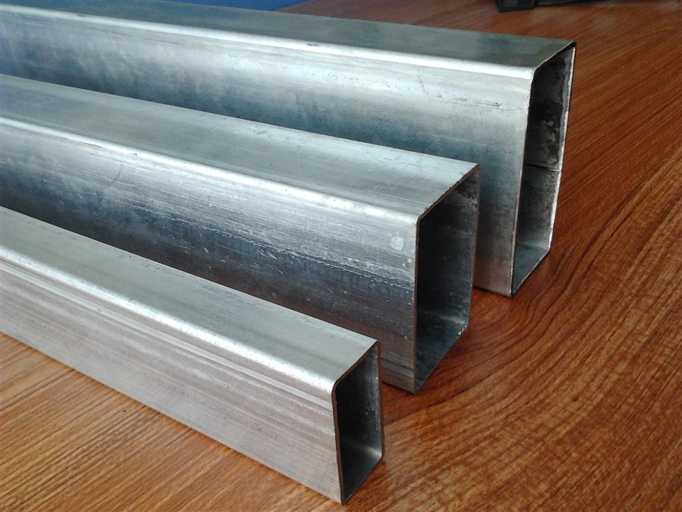 Keevitatud süsinikterasest nelinurkne toru